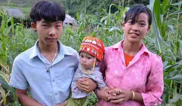 越南男孩11岁结婚，12岁生仔，妻子大他整整5岁
