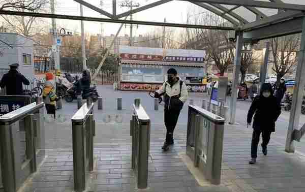 排队超300米！北京这处地铁站预约进站“堪比春运抢票”？
