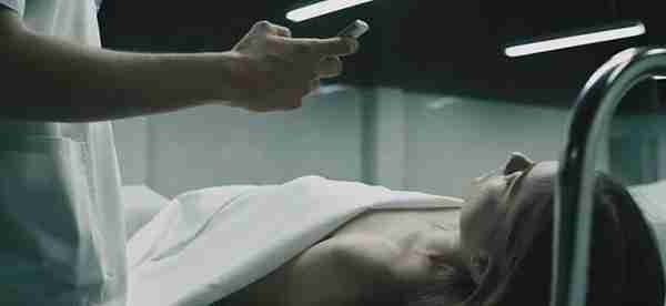 男人合伙玷污女尸，停尸房内的丑恶人性电影《安娜弗里茨的尸体》