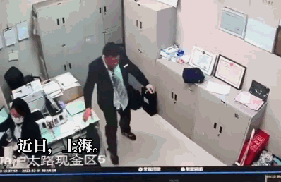 上海邮储银行，男主管暴力殴打女同事视频震惊全网，隔着屏幕都疼