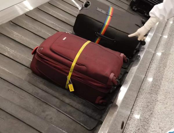 浦东机场入境行李被加海关锁？只因箱内太离谱，但多数旅客可“免过机”直接走
