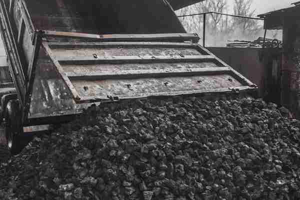 波兰现多起煤炭诈骗案，有人买到染成黑色的石头