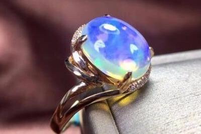 十二月份的守护宝石戒指，四月的光彩照人，六月的却粉嫩可爱