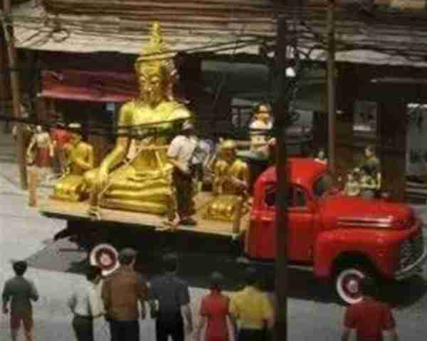 1955年泰国工人搬运3米泥佛，坍塌后被雨淋湿，泥身褪去现出金身