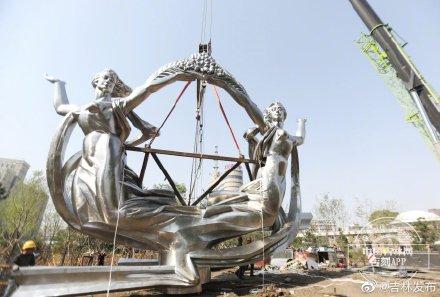 长春卫星广场雕塑“迎”终“归位”