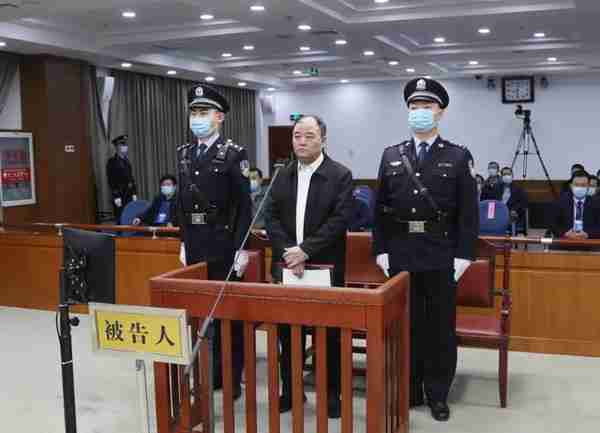 非法收受9.795亿余元，中信银行原行长孙德顺受审