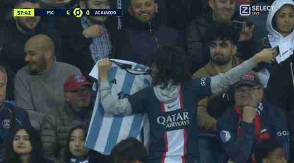 呜呼！巴黎看台上有球迷公然秀梅西的阿根廷10号球衣📷