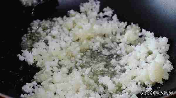 花生米不用水煮，撒点白糖熬，比油炸得更好吃，香甜酥脆