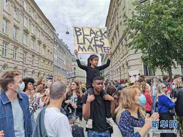 丹麦首都哥本哈根游行抗议美国种族歧视